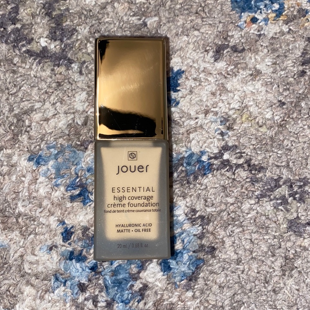 Jouer Essential High Coverage Foundation
